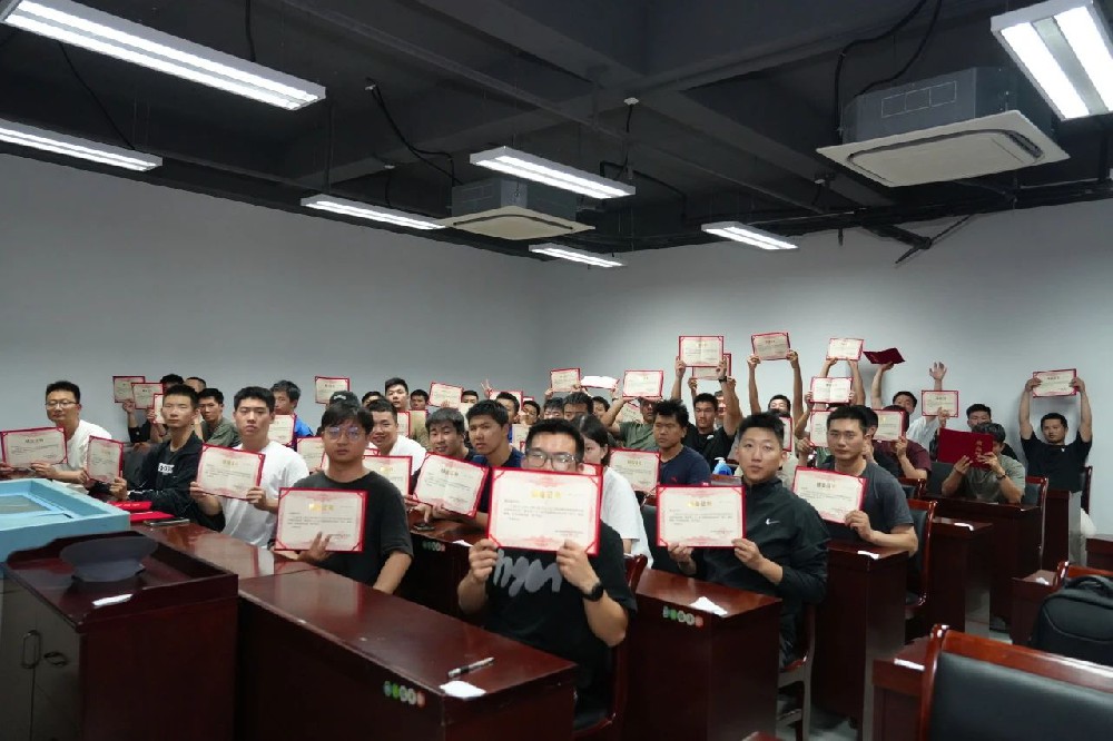 企業(yè)動(dòng)態(tài)丨2025年江蘇省“政校企”合作培訓(xùn)班暨南京市退役軍人無人機(jī)飛控師特色培訓(xùn)圓滿收官！